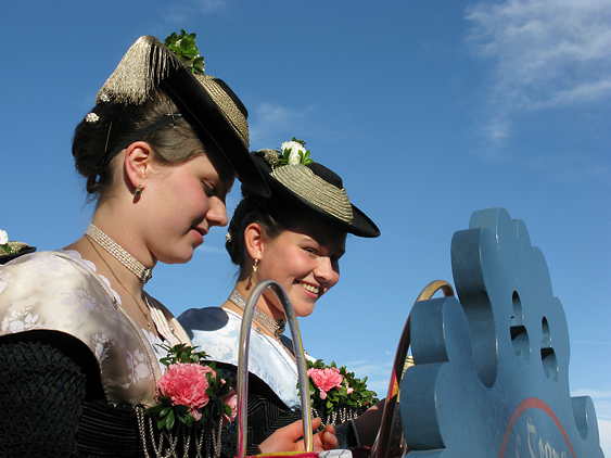 Junge Frauen im seidenen Mieder auf dem Truhenwagen auf der T&ouml;lzer Leonhardifahrt