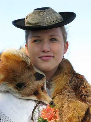  Junge M&auml;dchen mit pr&auml;chtigem Haarschmuck