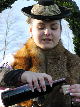  Junge unverheiratete Frau mit Schn&uuml;rhut und Fuchs