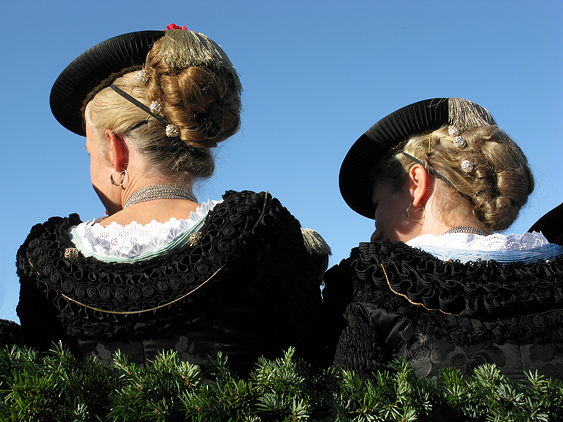 Frauen im prächtigen Schalkgewand