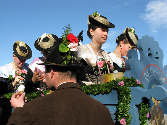 Junge Frau mit Frisur im Biedermeier-Stil auf der Tölzer Leonhardifahrt