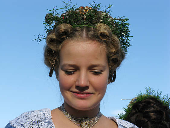 Junge Frau mit Frisur im Biedermeier-Stil auf der T&ouml;lzer Leonhardifahrt