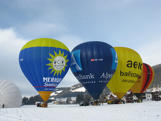Ballone am Startplatz in Toblach